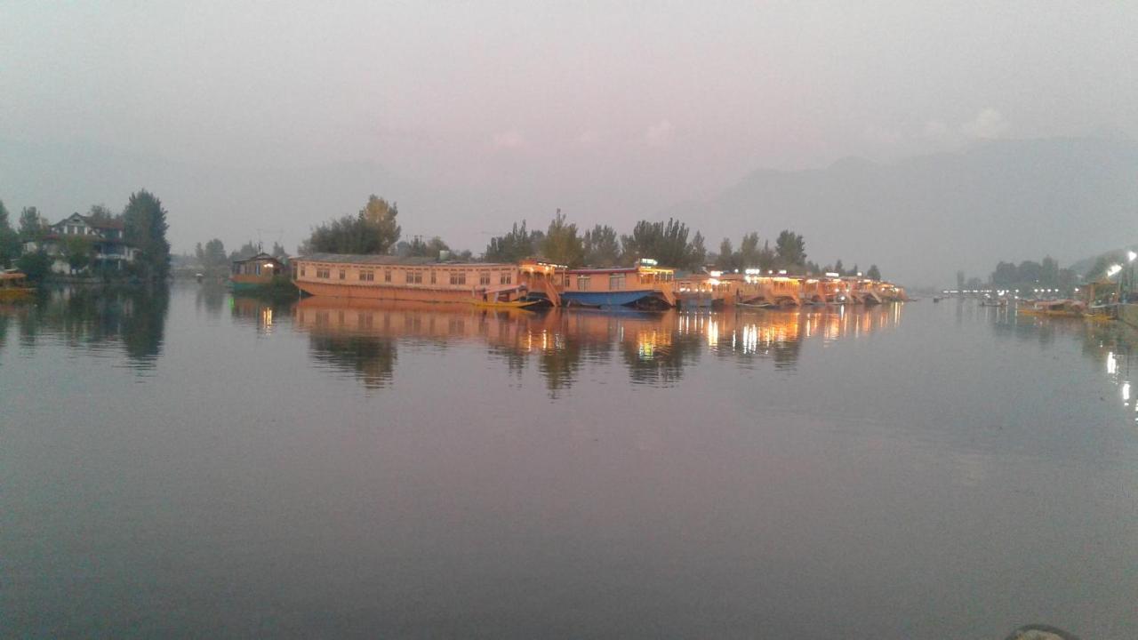 Houseboat Dunhill Srinagar (Jammu and Kashmir) Exterior photo