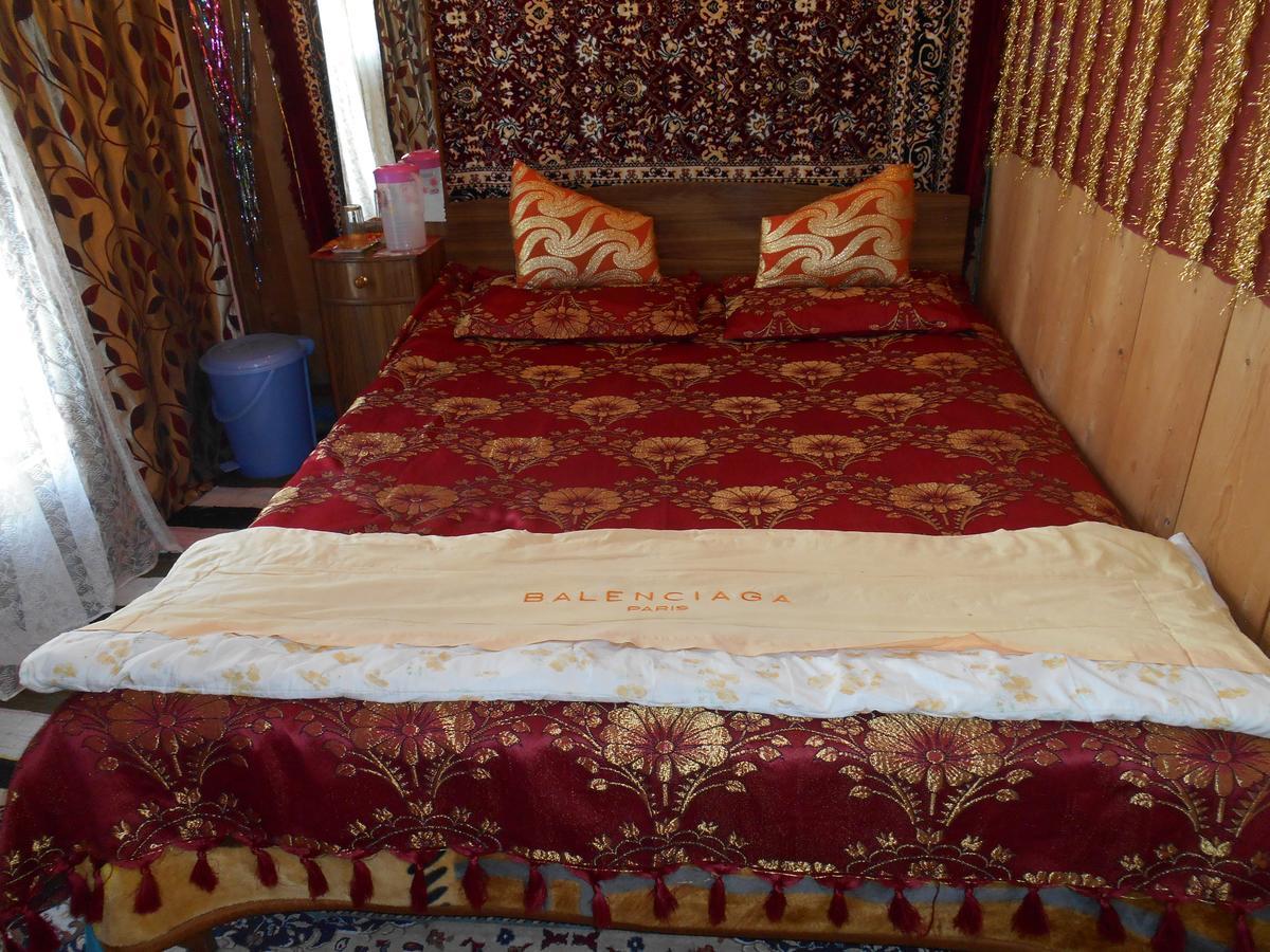 Houseboat Dunhill Srinagar (Jammu and Kashmir) Exterior photo