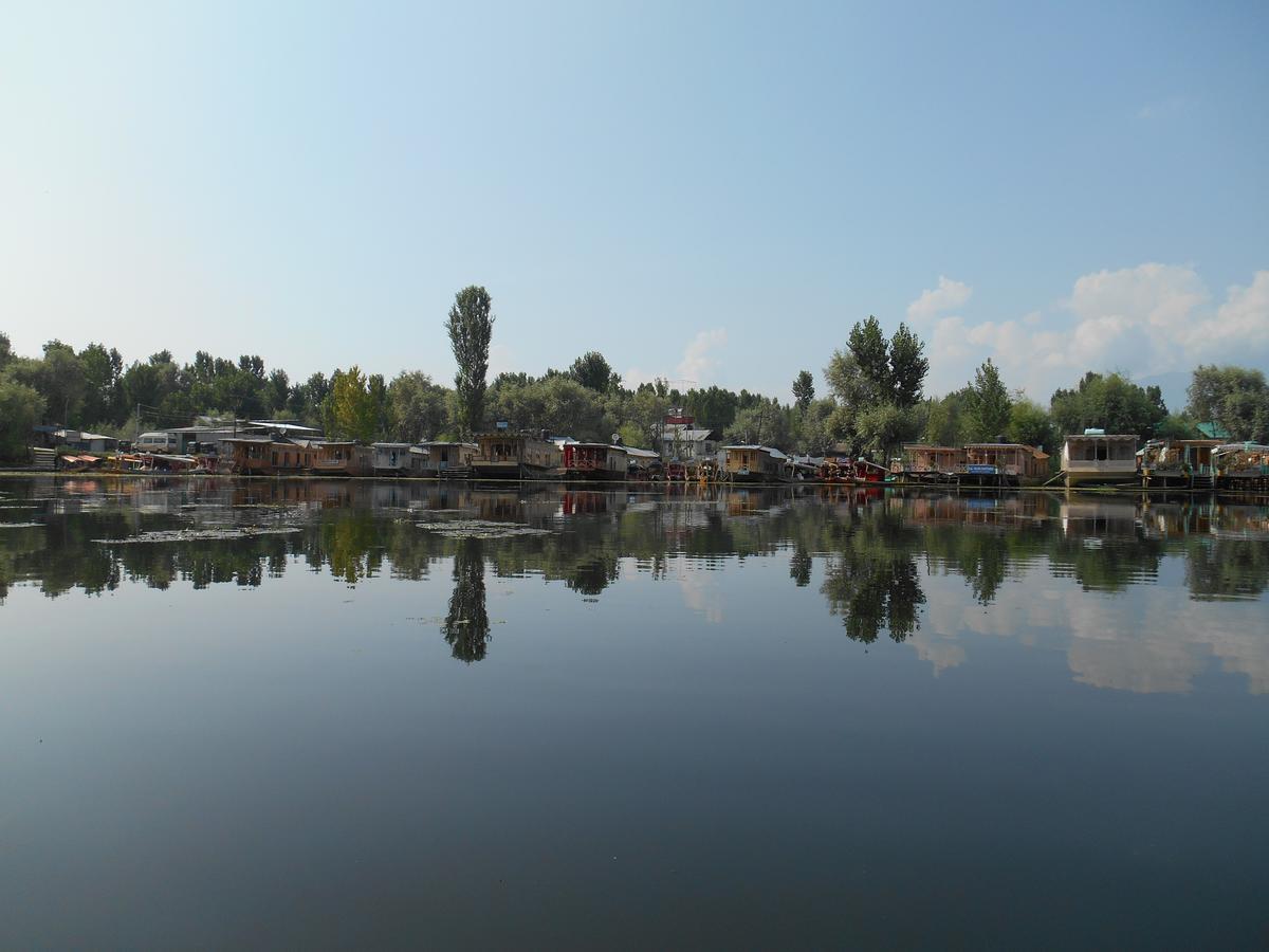 Houseboat Dunhill Srinagar (Jammu and Kashmir) Exterior photo