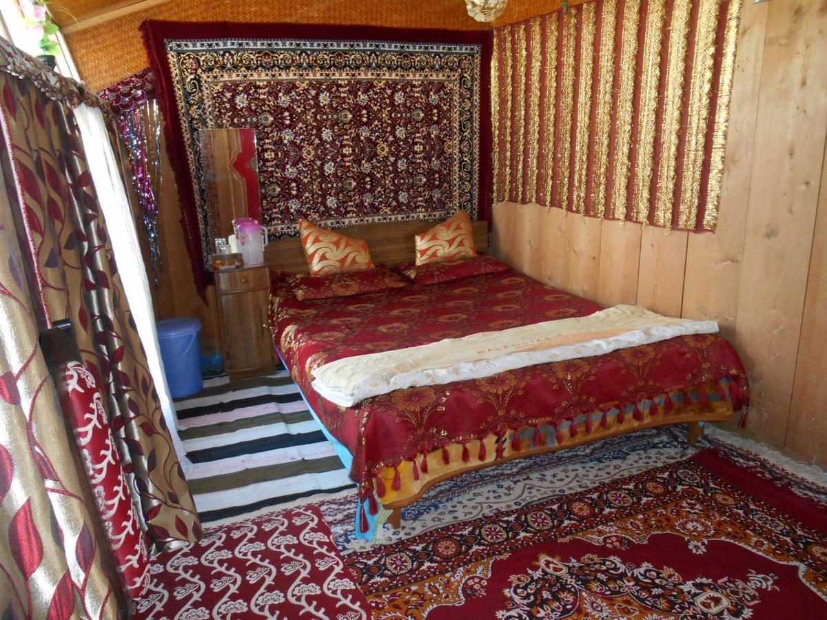 Houseboat Dunhill Srinagar (Jammu and Kashmir) Exterior photo