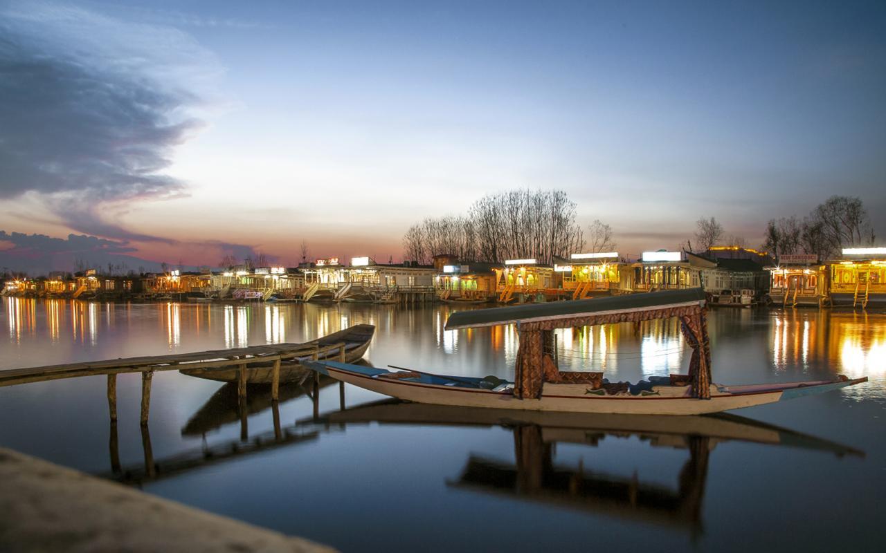 Houseboat Dunhill Srinagar (Jammu and Kashmir) Exterior photo